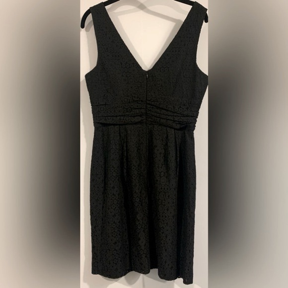Excellent Condition, Trina Turk "Geralyn" Black Lace Sheath V-Neck Midi, Sz 8 - Picture 3 of 6